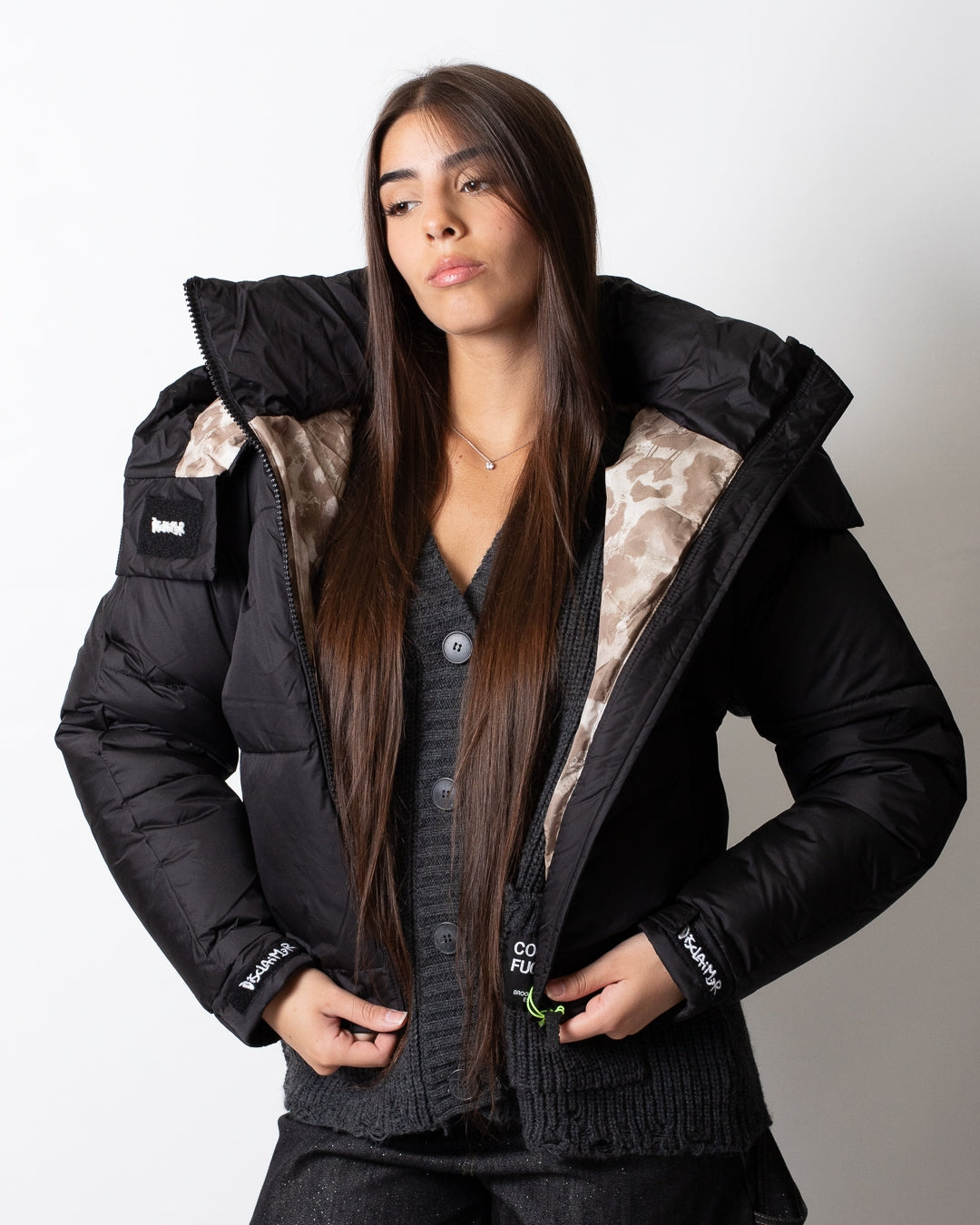 Piumino Disclaimer puffer con dettagli maculati donna