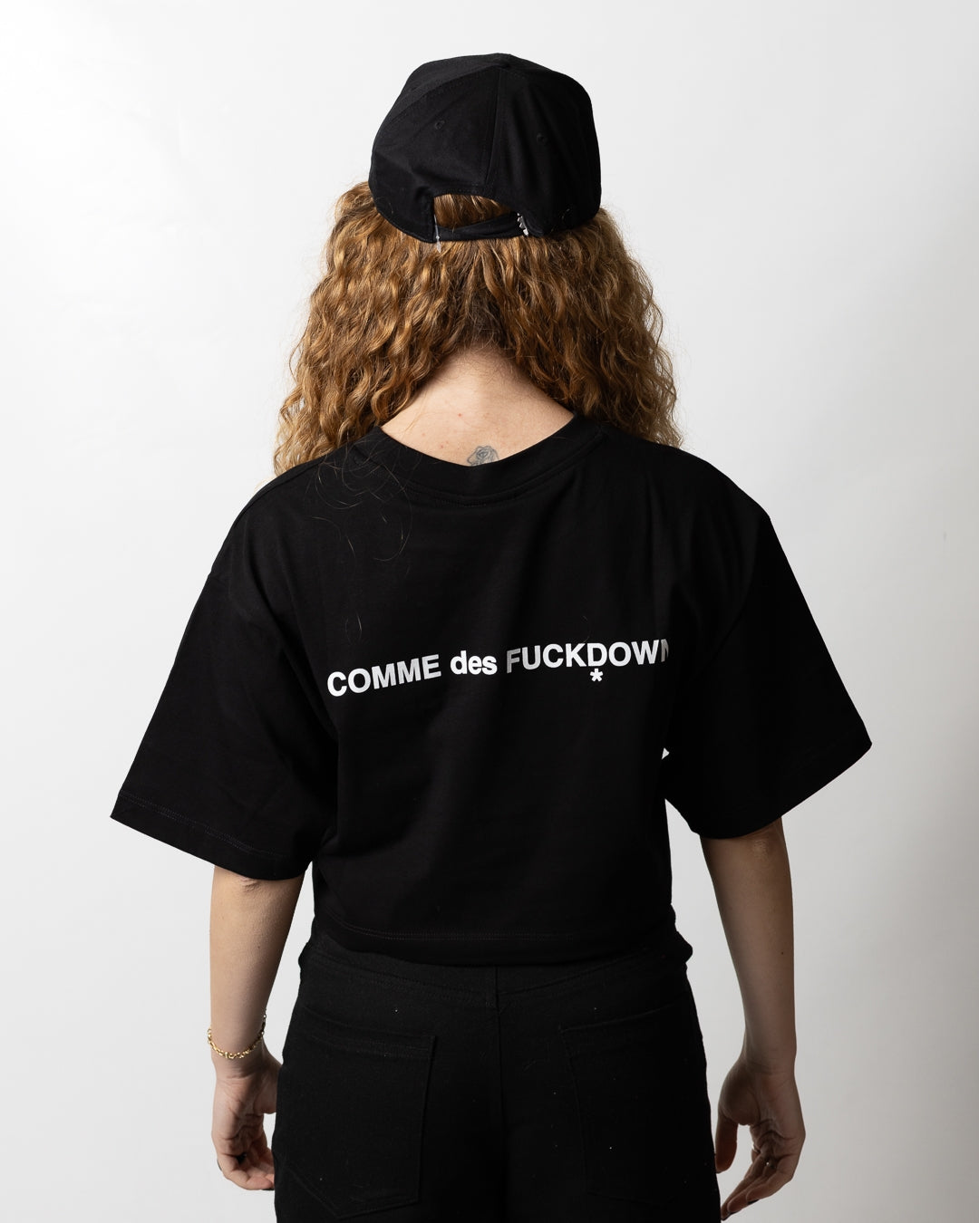 T-Shirt Comme des Fuckdown cropped logata donna