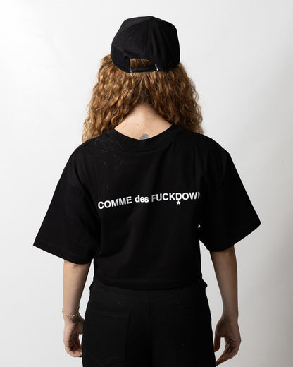 T-Shirt Comme des Fuckdown cropped logata donna