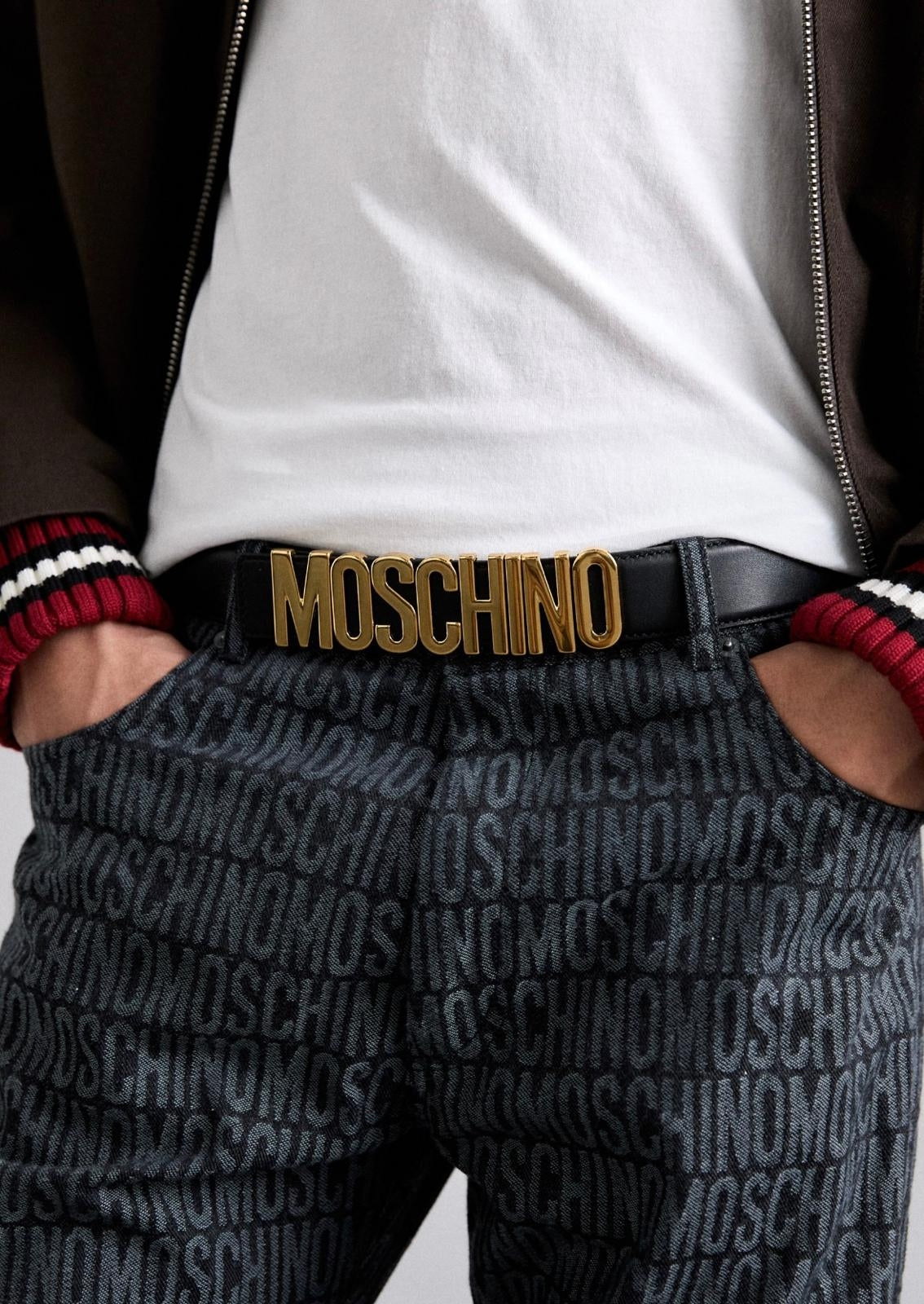 Cinta Moschino in pelle di vitello con placca logata