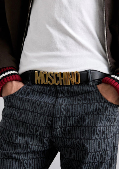 Cinta Moschino in pelle di vitello con placca logata