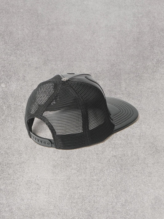 Cappello Comme des Fuckdown in pelle con decorazioni e logo in rilievo
