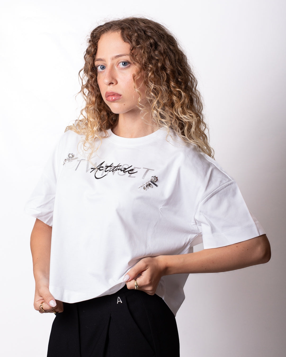 T-Shirt Twinset Actitude cropped con gioielli donna