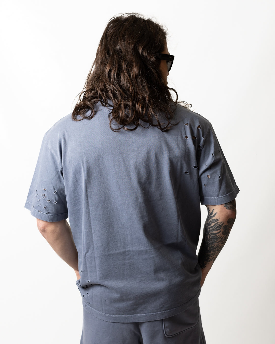 T-Shirt Comme des Fuckdown logata con strappi uomo