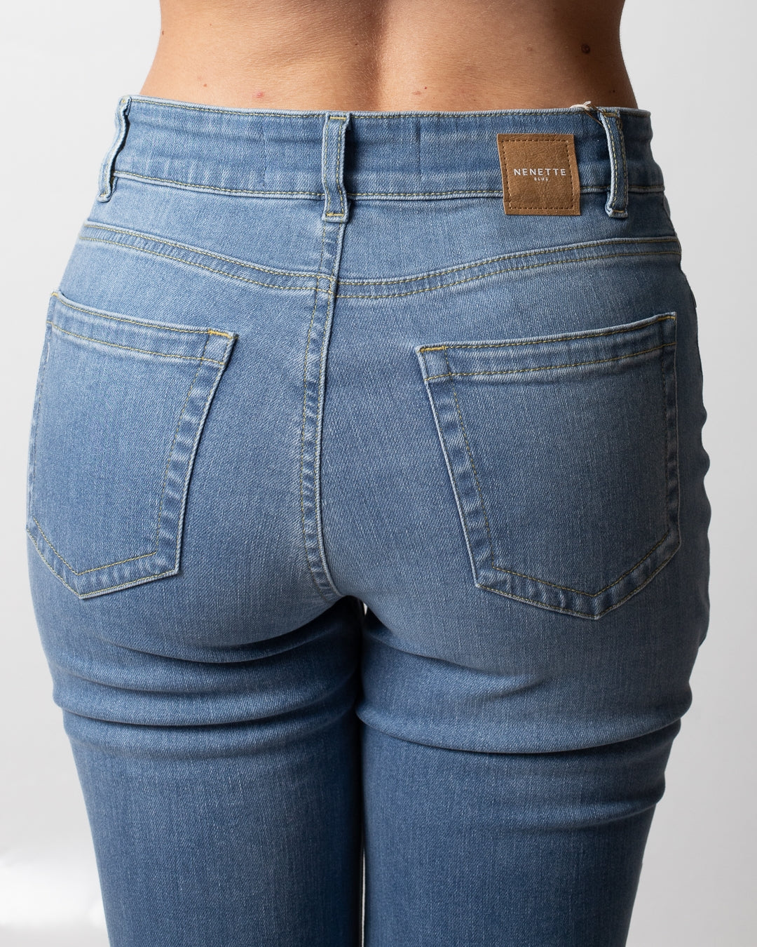 Jeans Nenette a trombetta con patch donna