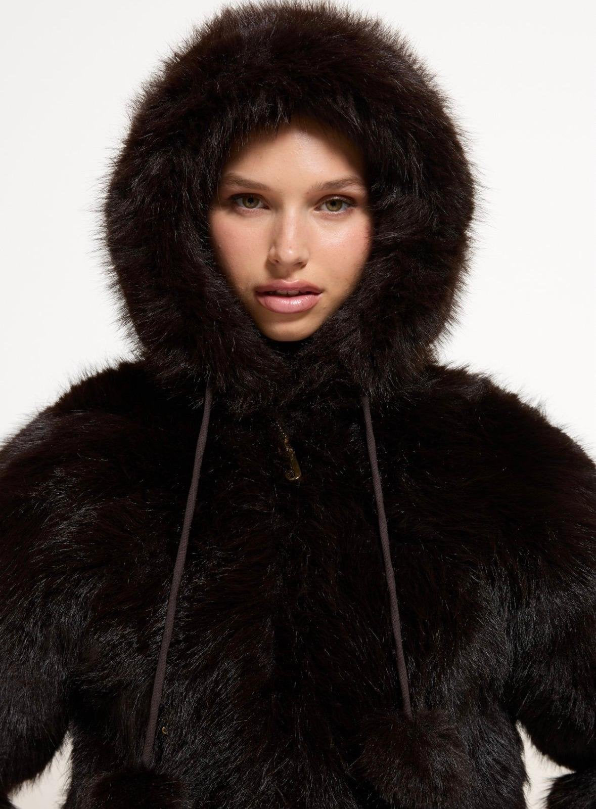 Eco pelliccia Juicy Couture con cappuccio e pompon